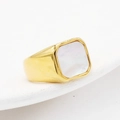 Anillo de sello en acero dorado con incrustación cuadrada de nácar blanco natural - US 7 / Dorado Concha Blanca