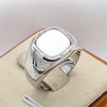 Primer plano detallado de un anillo de acero de titanio plateado con piedra blanca cuadrada - Plata Concha Blanca