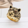 Anillo vintage de acero dorado con cabeza de leopardo y ojos de pedrería roja - US 7 / Dorado