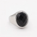 Anello con gemma nera ovale e fascia in metallo argento lucido per uomo e unisex - US 7 / Tono Argento Pietra Nera Sfaccettata