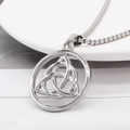Μενταγιόν Vintage Viking Triquetra από γυαλισμένο ατσάλι σε λευκό υφασμάτινο φόντο - Ασημί Χρώμα Μενταγιόν Μόνο (Χωρίς Αλυσίδα)
