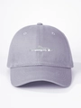 Dettaglio del motivo a squalo ricamato su cappello in cotone con visiera curva - Grigio