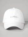 Dettaglio del ricamo a squalo su un cappellino in cotone bianco con trama in twill - Bianco