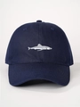 Detailansicht der grauen Hai-Stickerei auf einer dunkelblauen Baumwoll-Baseballkappe - Marineblau