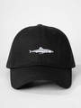 Dettaglio del ricamo di squalo argento su un cappellino da baseball nero regolabile - Nero