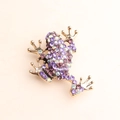 Simpatica spilla a rana in lega dorata con strass viola e iridescenti - Viola