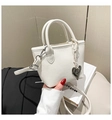 Détail du mini sac à main en cuir litchi blanc avec breloque cœur et bandoulière amovible - Blanc