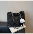 Détail du sac cabas plissé noir avec chaîne argentée et pendentif nuage blanc pelucheux - Avec Pendentif / Noir