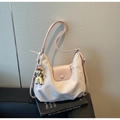 Detail der Segeltuch-Tasche in Beige mit sichelförmigem Design und süßem Puppenanhänger - Roze mit Anhänger