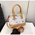 Détail du sac à main coquille avec motifs d'ours et ferrures de fermeture dorées - Multicolore