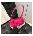 Detail der rosafarbenen Schultertasche mit Krokodilprägung und silberner Metallschnalle - Fuchsia