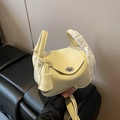 Sac sous l'aisselle jaune crème avec détail en dentelle et fermoir rotatif argenté - Jaune