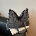 Sac hobo en denim gris délavé avec rivets rétro et bandoulière de grande capacité - Noir
