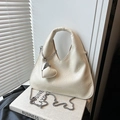 Chicke beige Plissee-Tasche mit Herzanhänger und Metallkettenriemen für Damen - Weiß