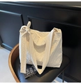 Détail du sac cabas crème texturé gaufré avec un design élégant de bandoulière nouée - Blanc Cassé