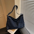 Sac hobo en denim délavé bleu foncé avec boutons métalliques rétro et plis asymétriques - Bleu foncé