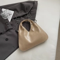 Schicke beige Handtasche mit geraffter PU-Lederstruktur und silberner Schulterkette - Khaki