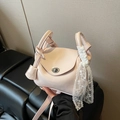 Sac sous le bras en cuir verni rose avec anse en dentelle et fermoir argenté - Rose
