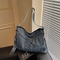 Sac fourre-tout vintage en denim bleu délavé avec tissu usé et boucle en métal - Bleu clair