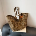 Grand sac cabas en toile léopard avec écusson en cuir marron et doubles bandoulières - Marron