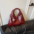 Elegante dunkelrote Falten-Handtasche mit silbernem Herzanhänger und Kettenriemen - Rot