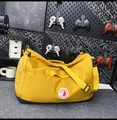 Makroaufnahme der gelben wasserdichten Nylontasche mit großem Fassungsvermögen und Logo - Gelb