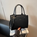 Elegante schwarze minimalistische Tragetasche mit Goldschrift und verstellbarem Gurt - Schwarz