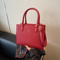 Elegante rote Tragetasche aus Kunstleder mit Goldlogo und verstellbarem Schultergurt - Burgunderrot