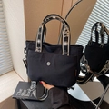 Schwarze Nylon-Tragetasche mit Jacquard-SJC-Riemen und Metall-Logo im schicken Stil - Schwarz