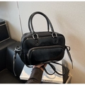 Dettaglio della borsa Boston in pelle verniciata nera lucida con tasca con zip - Nero