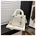 Detail van witte emmertas met camelia-stiksels en een zilveren kruis-hanger - Wit