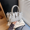 Minimalistische lichtgrijze bucket bag van kiezelleder met zilveren draaisluiting - Blauw