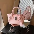 Roze bucket bag met litchi-textuur, dubbele handgrepen en zilveren metalen draaisluiting - Roze