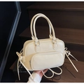 Dettaglio borsa Boston in pelle lucida crema con fiocchi laterali e tasca con zip - Bianco Sporco