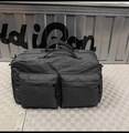 Détail du sac de voyage à carreaux noirs montrant deux poches avant zippées et la texture - Grille Noire