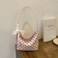 Borsa a spalla rosa a pois con fiocco in pizzo bianco su un tavolo di legno - Rosa a Pois