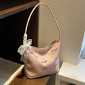 Borsa a spalla rosa a pois con ciondolo a fiocco in pizzo e stampa dolce farfalla - Rosa