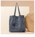 Détail du sac cabas en denim bleu lavé avec poche frontale et boucle en D en métal noir - Bleu