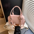 Rosa Leder Handtasche mit Knotengriff und Herzanhänger als Schulter- oder Umhängetasche - Rosa