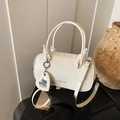 Cremeweiße Zylindertasche mit Herzspiegel-Anhänger und verstellbarem Schultergurt - Weiß
