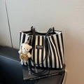 Zwart-wit gestreepte canvas shopper met leren handvaten en een pluche beer sleutelhanger - Met Hanger / Zwart