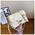 Detail van beige gewatteerde crossbodytas met ruitstiksel en metalen draaisluiting - Off-wit