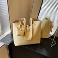 Hellgelbe große Shopper-Tasche mit Litschistruktur und passendem Anhänger für den Alltag - Gelb
