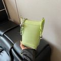 Lichtgroene emmerzak van generfd leer met kettingriem en hartvormige bedel - Groen met Hanger