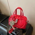 Rode Boston handtas van kiezelleder met een zilveren hartbedel en ronde grepen - Rood (Met Hanger)