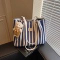 Blauw-wit gestreepte canvas shopper met een pluche beer hanger en lederen riem - Met Hanger / Blauw