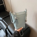 Lichtblauwe emmer tas met litchi-textuur, zilveren ketting en hartvormige hanger - Blauw met Hanger