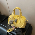 Gele boston tas van leer met litchi korrel en zilverkleurige hardware details - Geel (Met Hanger)