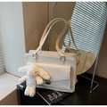 Glanzende roomwitte schoudertas met zilveren gesp en pluche konijnenhanger - Met Hanger / Broken Wit