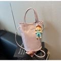 Detalle de bolso tipo cubo de cuero rosa con logo FASHION y colgante de perla - Rosa Loto
